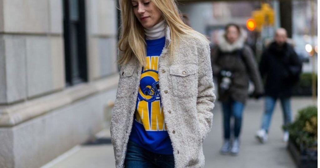 Sporty Chic: Denim Jacket with Leggings and Sneakers